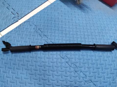 Gậy kiểu gì cong queo hết, bẻ chỗ cứng chỗ mềm, muốn tập còn phải quay cho đúng, chán.