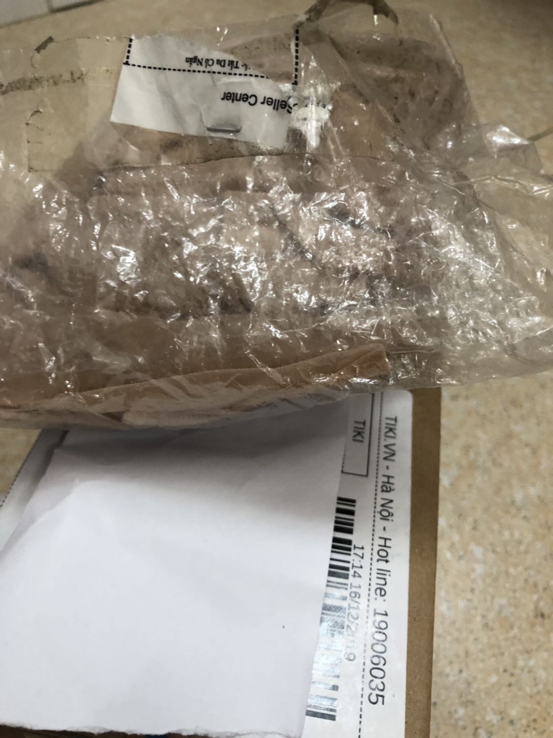 Nhân viên giao hàng thì dược , con bóc sp ra thì chắn kh biết nói gì hơn , có hình chụp thì biết bao gói của sp giống như trong sọt rác đem ra, mong tiki dừng nhận hàng của nơi này, làm ảnh hưởng tới uy tín của cty. Chấm hết