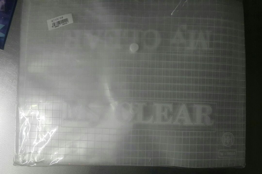 Mình mua đơn Văn phòng phẩm trên 200k của Tiki Trading nhưng không áp dụng được mã VPPHSO hay mã HSO100K như Tiki đã thông tin nên cuối cùng áp dụng mã BKT10 (12%). Mình cảm ơn Tiki đã nỗ lực giảm giá, dù ít hay nhiều!

Giao hàng nhanh chóng, chuyên nghiệp. Quy cách giao 1 xấp 12 cái, sọc lưới caro mặt trước trong mặt sau.

Sản phẩm chất lượng tốt như hình, bìa My CLEAR dày vừa phải, nút bấm chắc chắn, kín đáo. Mình thích loại này do 2 biên ép lệch vô khoảng 10mm, loại ép sát biên dễ nứt rách. Kích thước A4: 32 x 23cm gọn gàng.

Cảm ơn Tiki!