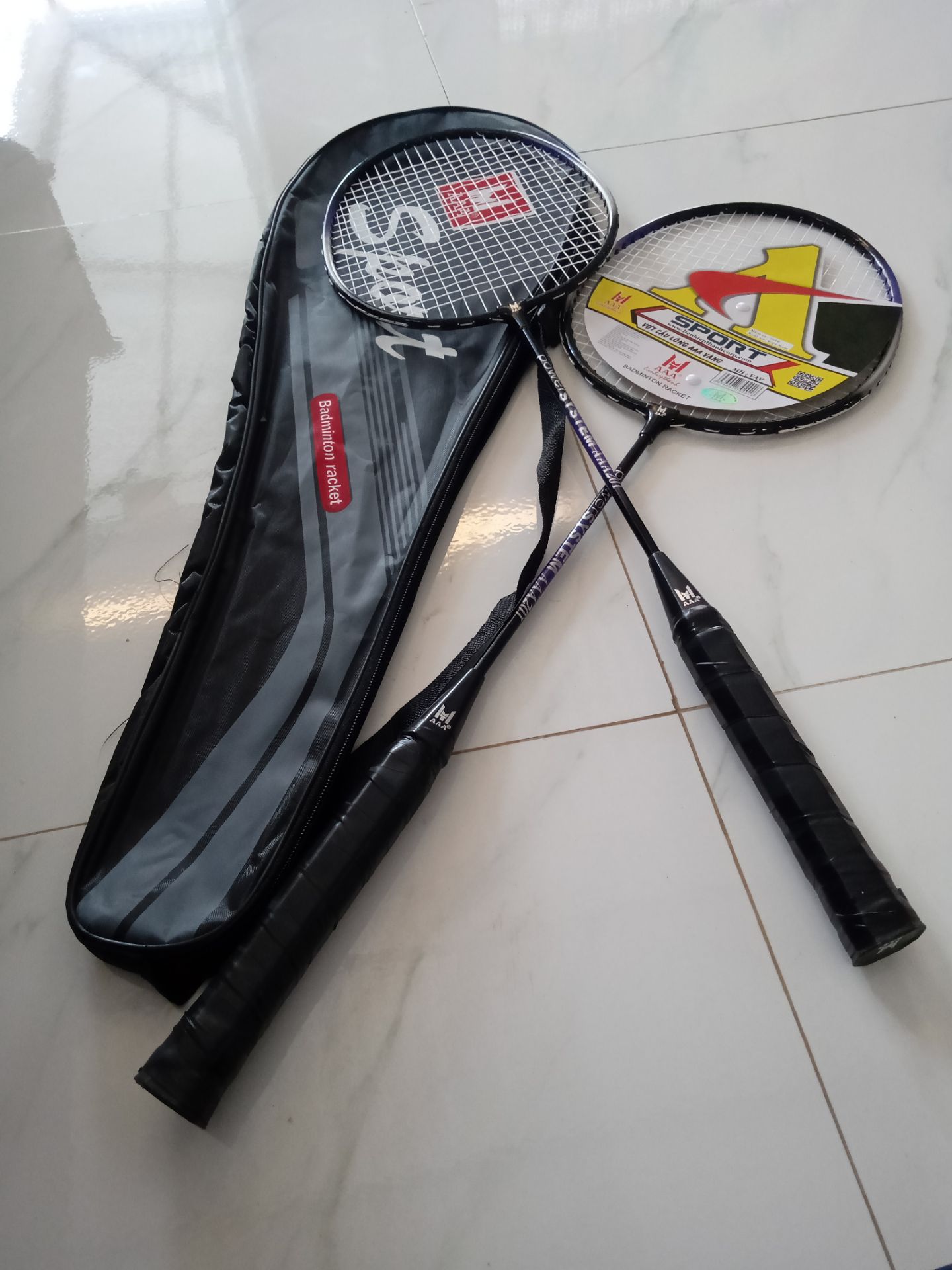 Vợt khá đẹp nhưng ko có chữ A ở giữa lưới vợt với lại cây vợt thứ hai hai trầy xước ở phần cổ một xíu với lại vợt này là vợt cổ rời cho 4 sao