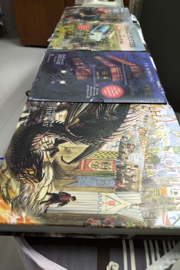 Tôi mua 4 tập (từ 1 đến 4) trong cùng 1 đơn, nhận cùng một ngày, đóng gói trong cùng 1 thùng hàng, đều là phiên bản đặc biệt in màu. Nhưng tập 4 này lại không còn màng co và cũng không có hộp bên ngoài như 3 tập kia. Cho tôi hỏi tập 4 này có hộp bên ngoài như tập 1, 2, 3 hay không? Cảm ơn.