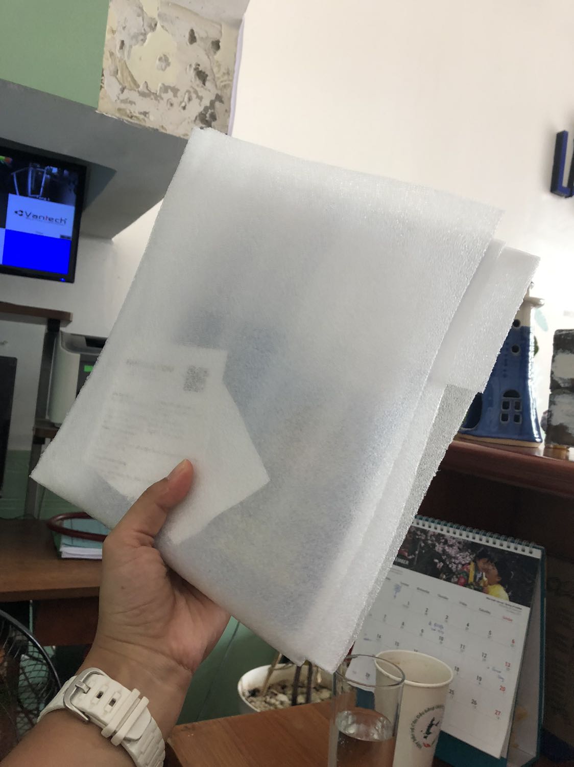 Sách được bọc rất kỹ. Rất cám ơn Tiki về dịch vụ CSKH, đt mình bị hỏng ko liên lạc được nên nghĩ hàng giao quá chậm - sau khi liên hệ qua email Tiki mình được hỗ trợ nhanh chóng ngay. 
Tiki chưa bao giờ làm mình thất vọng