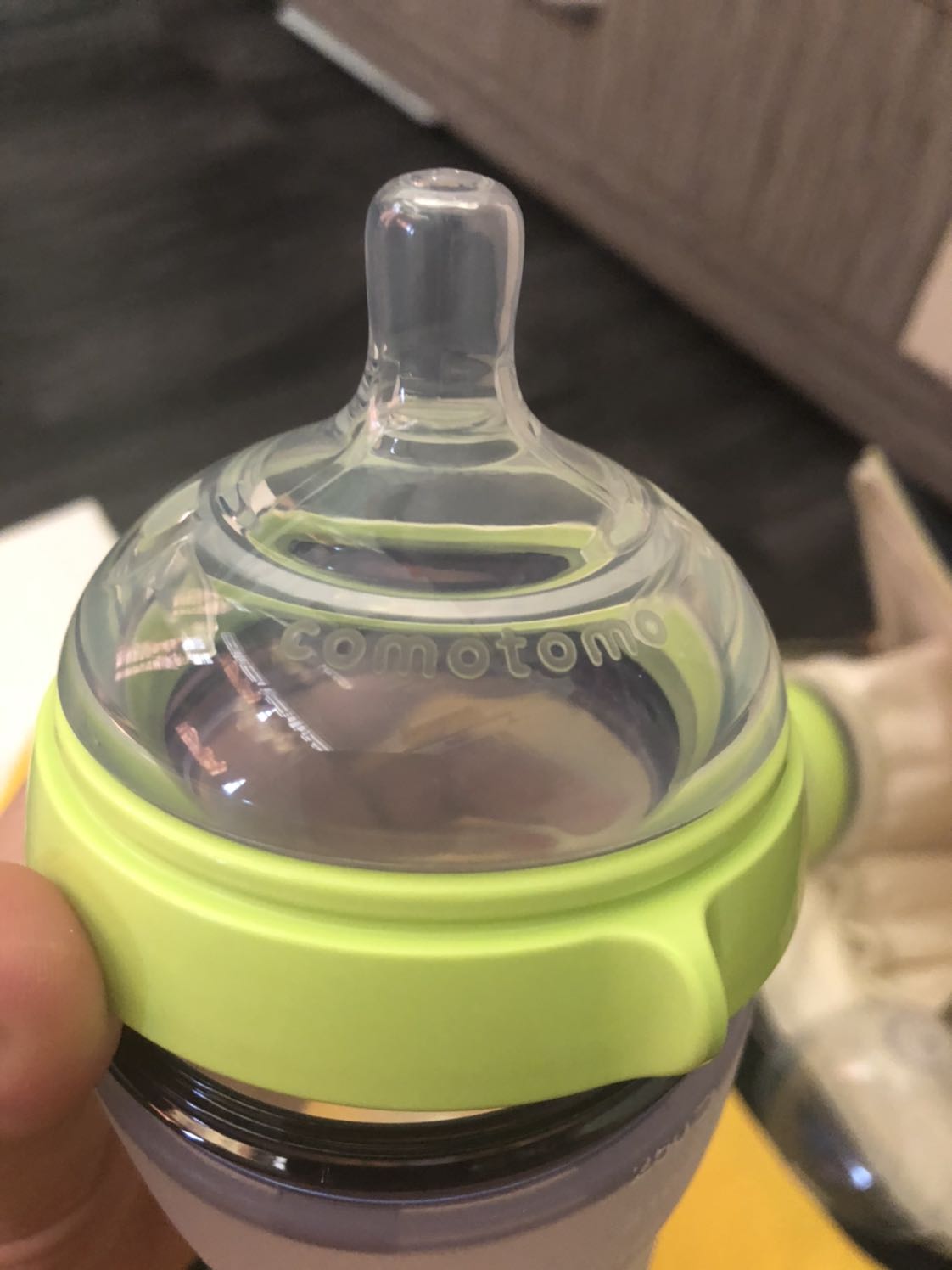 1. Mẫu mã đẹp.
2. Silicon co ve tốt (nhìn bề ngoài, do chưa dùng đến), cầm chắc tay, đầu ti to và mềm giống ti mẹ.
3. Giao hàng có hộp cẩn thận, cảm giác an tâm.
4. Thiết kế chắc chắn, có lẽ sẻ sử dụng được lâu dài, ko lo bị vỡ hay làm tổn thương khi bé vo tinh làm rớt.
5. Mua trên Tiki dc giao Free mà còn dc giảm giá. Mua ở shop đắt hơn 150k.