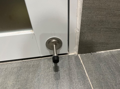 Chốt chặn mới, dính tốt, chưa thấy bong ra. Shop giao hàng nhanh và đóng gói gọn gàng. Đường viền inox trơn, không gây nguy hiểm cho trẻ em.