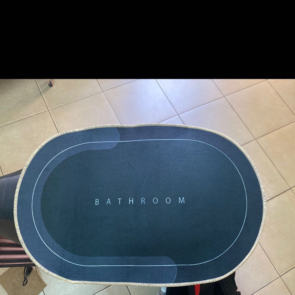 Chỉ là thảm vải thường, k phải thảm hút nước như hình quảng cáo