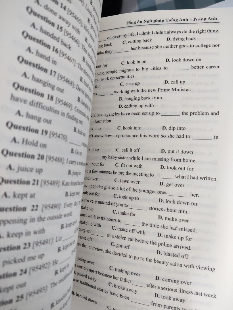 Ấn tượng đầu tiên là sách siêu dày, có đầy đủ bài tập ngữ pháp và cũng như các bài giảng id. Mình cảm thấy sách cô Trang Anh soạn rất ổn nên mình tin tưởng và đặt mua. Hi vọng nó sẽ giúp ích cho mình trong quá trình ôn luyện thi Đại Học sắp tới đây. À còn đc tặng quà là flashcard nữa á :3