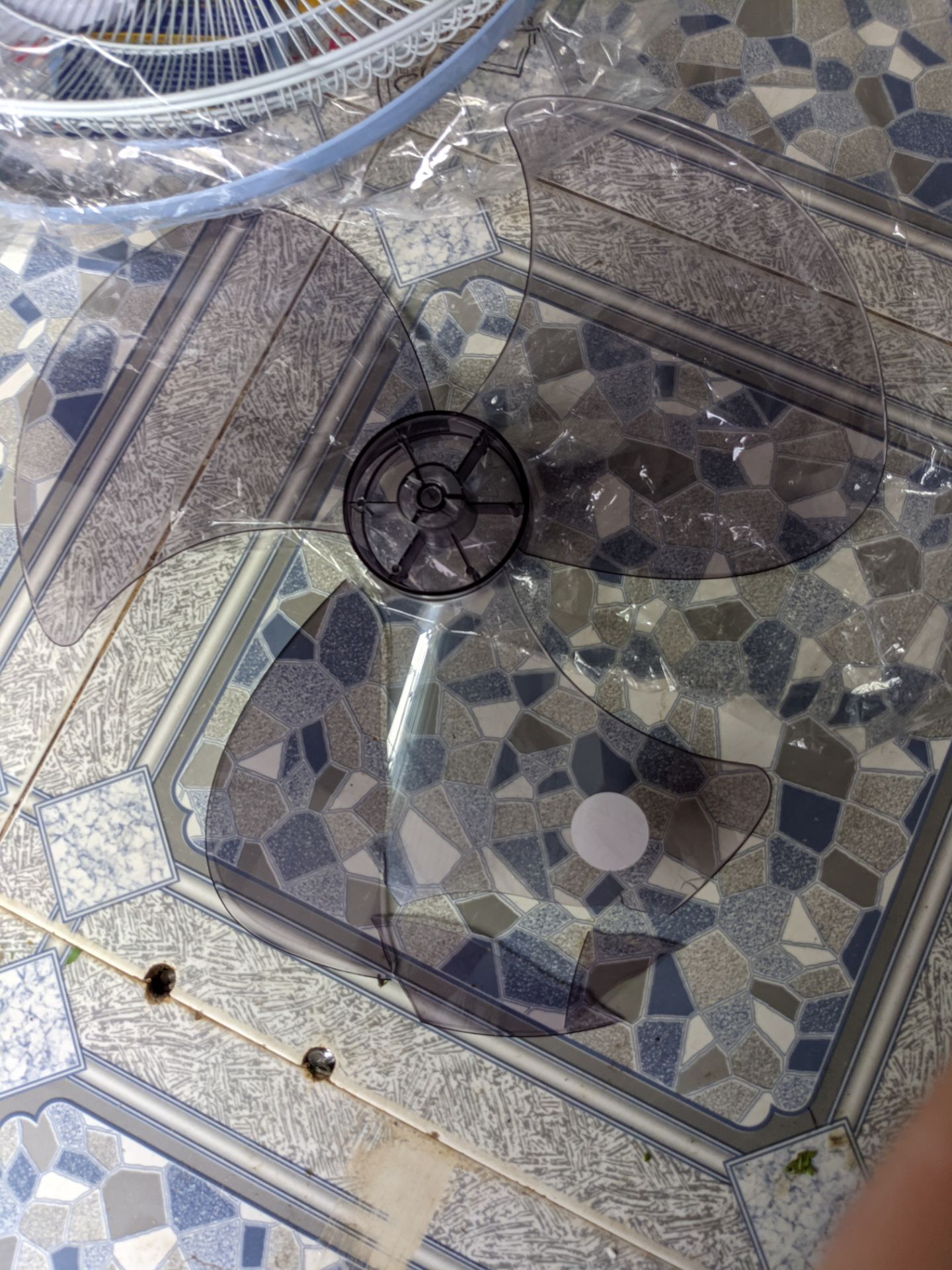 khui thùng ra thấy bể cánh quạt, cầm cánh quạt đi mua thấy cửa hàng bán cái quạt y chang đúng model hỏi giá thì bán 320k... bị hớ 80k + 25k tiền cánh quạt tổng cộng 105k ... lần mua sắm cực kỳ *** ngốc... say goodbye mãi ko bao giờ quay lại