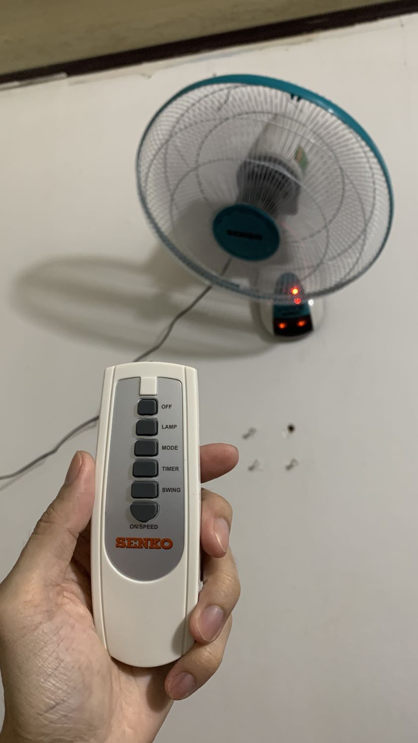Hàng chuẩn Senko, đủ linh phụ kiện đi kèm. Remote cũng có pin AAA x2. Góc làm việc của mình giờ mát rượi luôn :D Tốc độ Low mà mát rồi. Lại có đèn định vị trong tối nữa dễ bấm remote.
Cảm ơn Tiki và Senko! Hàng chuẩn Senko, đủ linh phụ kiện đi kèm. Remote cũng có pin AAA x2. Góc làm việc của mình giờ mát rượi luôn :D Tốc độ Low mà mát rồi. Lại có đèn định vị trong tối nữa dễ bấm remote.
Cảm ơn Tiki và Senko!
