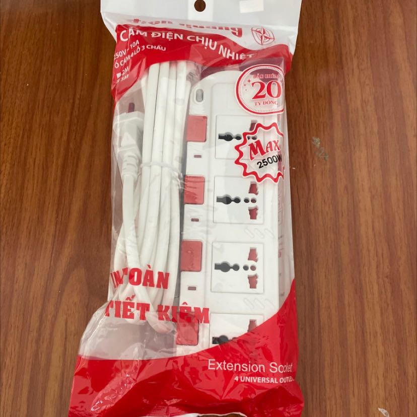Ổ điện dày và nặng tay, dây 5m khá thoải mái mở rộng phạm vi truyền điện. 
Công tắc riêng từng chấu cắm và cầu chì tạo sự an toàn cao hơn hẳn, lại được bảo hành 12 tháng thì quá tuyệt!