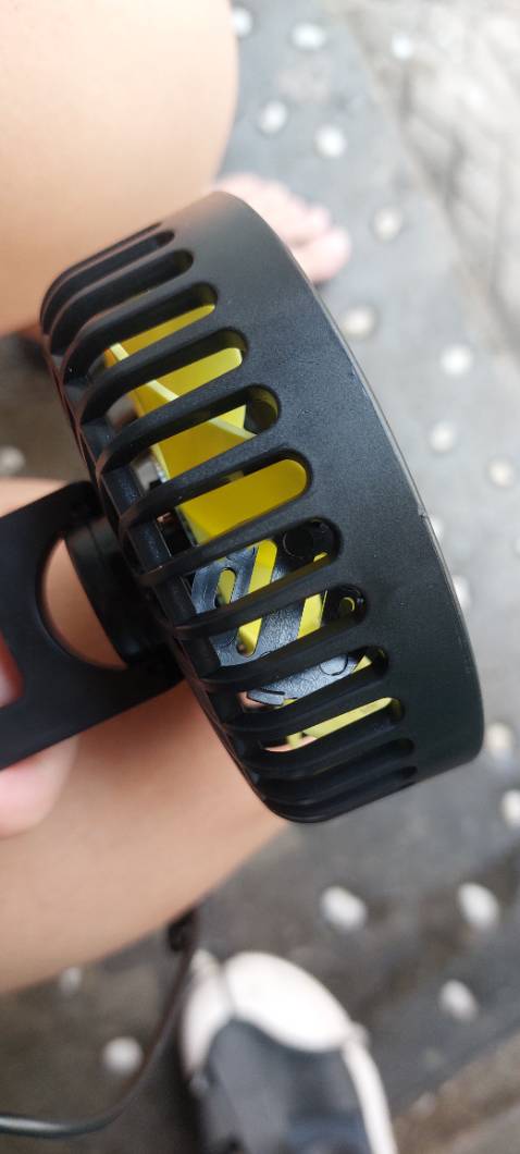 Nhận hàng về thử 1 cái quạt bên phải kg quay,khi quay thì văng 01 cái nắp bên trong quạt ra.Tóm lại là kg sử dụng được,quá tệ