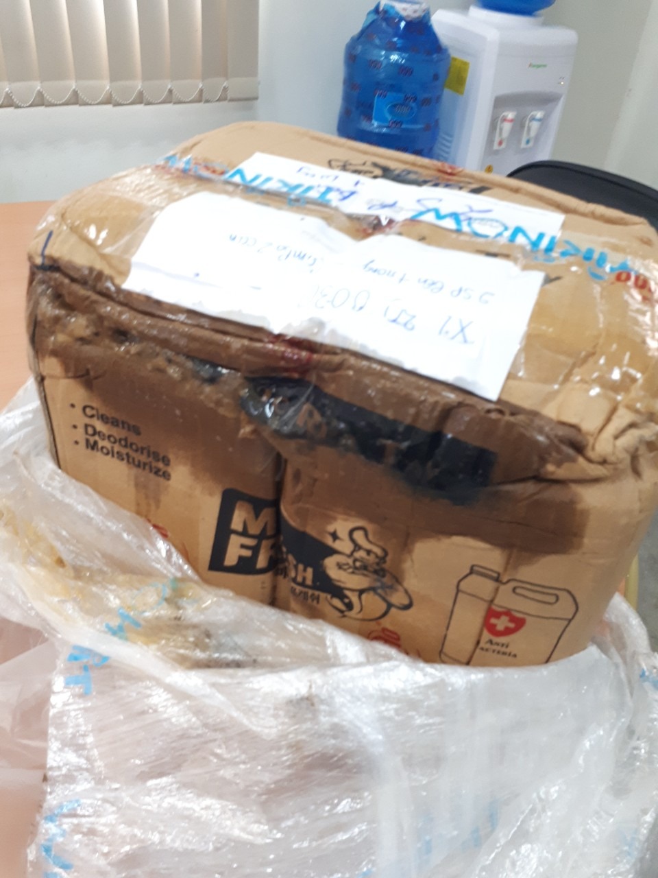 Hàng đóng gói không tốt. khi nhận hàng bị chảy ra ngoài nhiều.