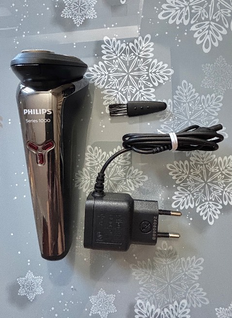 Sản phẩm đúng như quảng cáo. Lần đầu sạc mất 3 giờ mới đầy pin . Cạo râu rất sạch ko thua gì bằng cạo lưỡi dao .