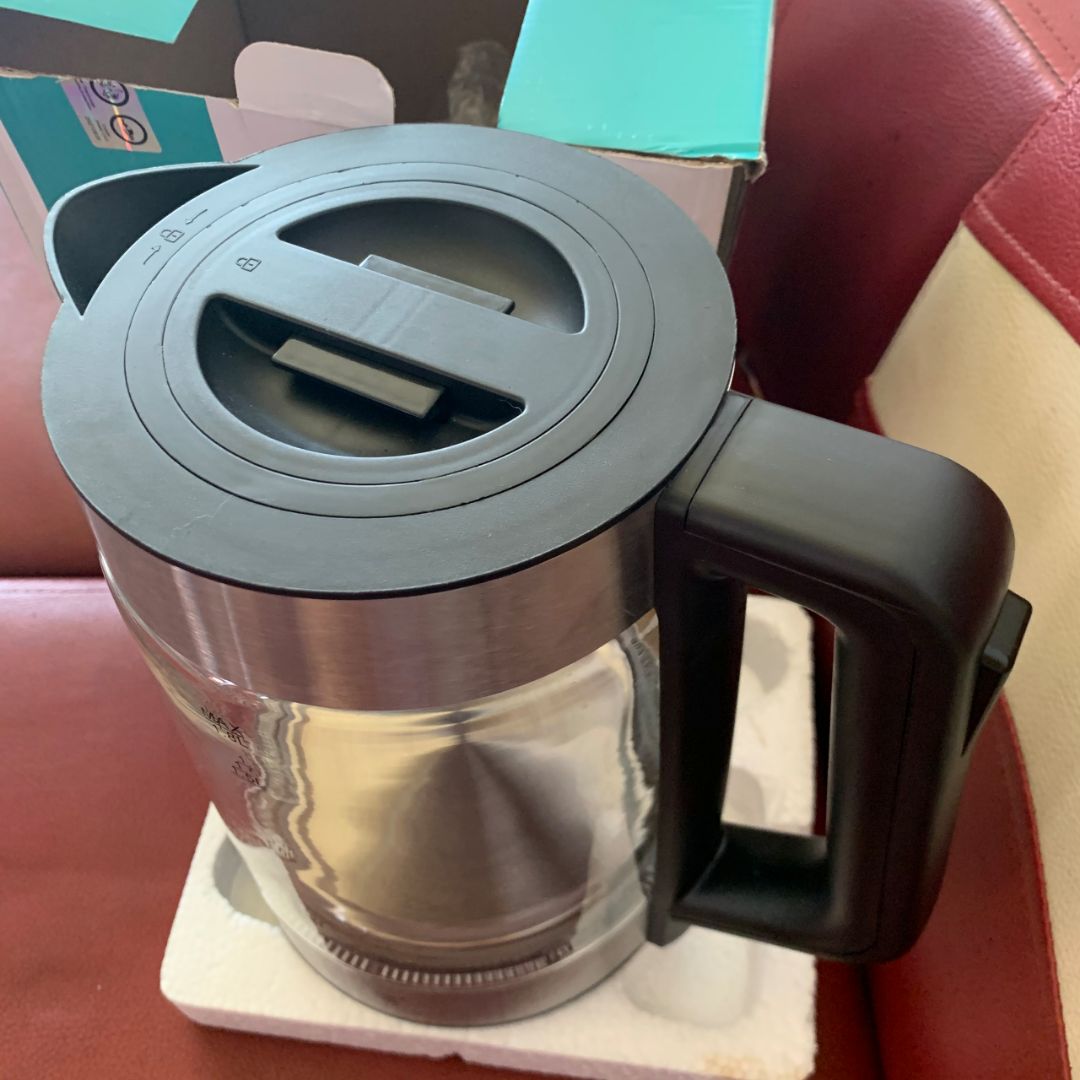 Ấm cầm chắc chắn, đun nước không bị ồn. Khi đun không có mùi nhựa mới hay mùi khó chịu . Ship hàng cũng nhanh nữa. Có thẻ bảo hành ghi ngày tháng rõ ràng, rất ưng ý ! Nên mua ạ