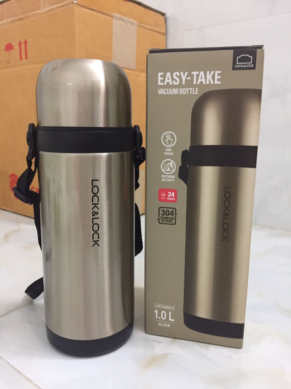 Mình mua khi Tiki đang sale, còn 279k. Giá cả và chất lượng quá ổn. Mình dành ra 24h để *** độ giữ nhiệt với nước nóng. Kết quả vừa ý như mong đợi, sau 1 ngày *** thì nước sôi giảm độ nóng 50%. Bình mình kiểm tra thấy mới tinh, ko móp, ko sướt. Có tặng kèm dây quai đeo. Nói chung mình hài lòng về sản phẩm này.