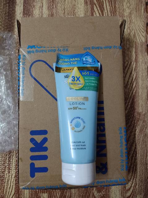 Chất kem mỏng, thấm nhanh, không gây bết dính, có cảm giác mát khi apply trên da. Mới dùng nên chưa rõ khả năng chống nắng