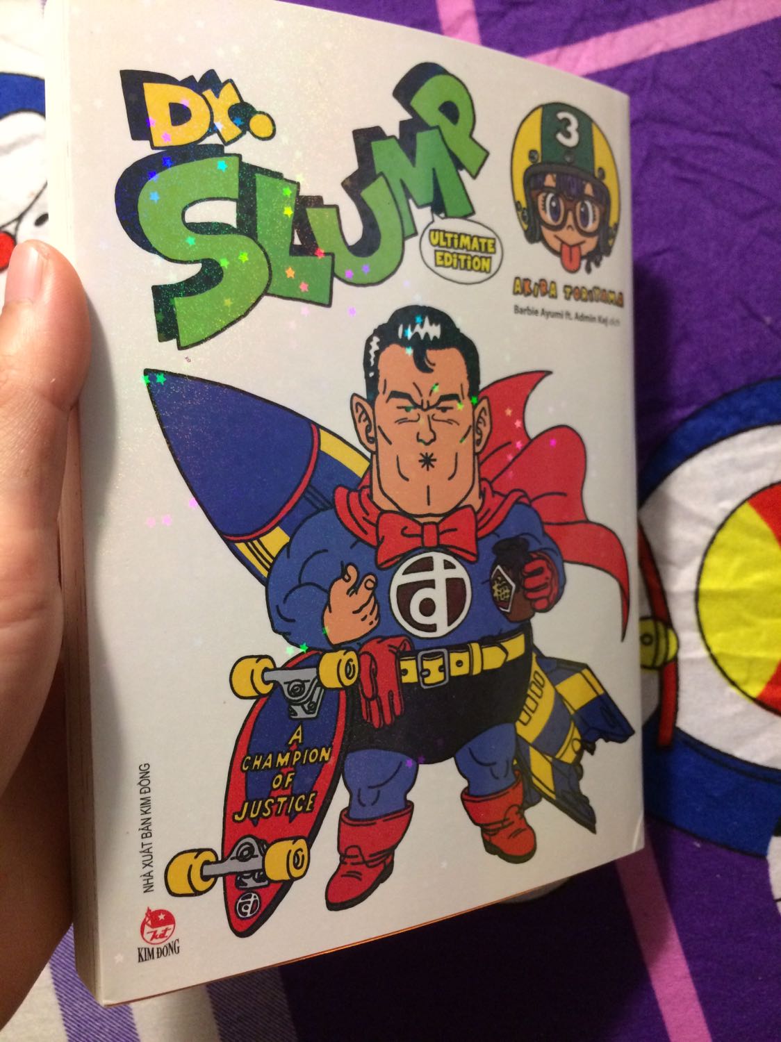 Bìa ngộ nghĩnh hen! Sau bao ngày ngóng trông thì cuối cùng cũng ra tiếp tập 3 rồi. Ấn tượng đầu tiên phải là cái bìa sách nha. Trời ai nghĩ ra cái hình minh hoạ ngộ nghĩnh thế, chú siêu nhân Slump với cái miệng hình hoa thị, haha, nhìn thôi đã thấy vui rồi. Lật tiếp mặt bìa sau nữa nha, người rừng Slump chỉ mặc mỗi chiếc khố. Tập 3 này vẫn tiếp tục vi vu cùng các bạn nhỏ và tiến sĩ ế nha. Xen kẽ các câu truyện sẽ có phần phụ là lời của tác giả, cũng vui lắm. Truyện in trang màu xen kẽ nữa nên rất đẹp, bìa bóng lấp lánh ánh sao.
Về dịch vụ tiki thì không bao giờ làm mình thất vọng cả, giao hành nhanh, đóng gói đối với mình vậy là quá ổn, shipper chỗ mình cũng thân thiện nữa. Xin cảm ơn tiki nhiều nha