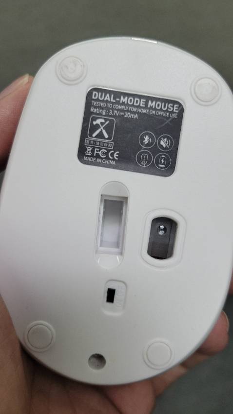 Bề mặt dưới chuột không có dán đệm cao su nên rê qua lại là ồn và đi không êm.

Mong sốp phản hồi tin nhắn tốt hơn.