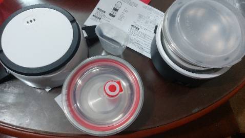 Hộp cơm dùng đc dê  dùng, nhưng mà hấp quá nhiều hơi nước nên recomment mọi ng mua hộp quay đc lò vi sóng thôi