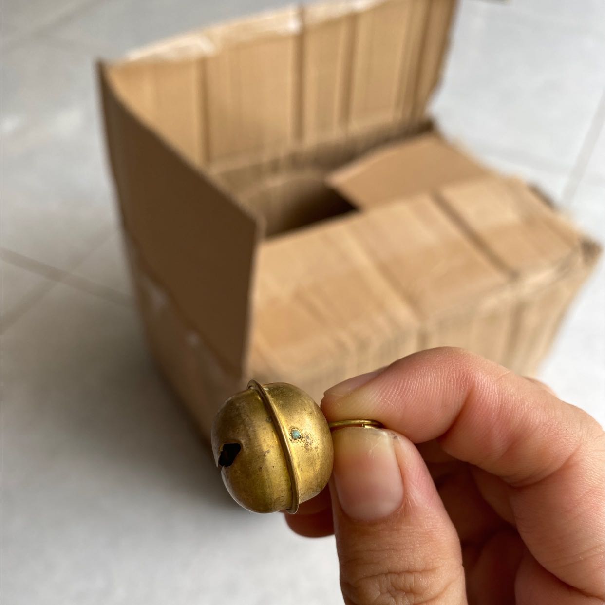 Mình góp ý với shop những điều sau sau nhiều lần mua hàng :
1. Shop đóng hàng quá lỏng lẻo, tới nơi thì thùng carton luca nào cũng bị tuột keo. Vận chuyển bao giờ cũng quăng hàng nhiều nên việc đóng 1 lớp băng keo tới nơi hàng tuột keo là chuyện bt. Shop nên đóng hàng kỹ 1 xíu.
2. Shop tặng chuông mà cái nào cũng bị oxy hoá thì ko nên tặng nha shop.