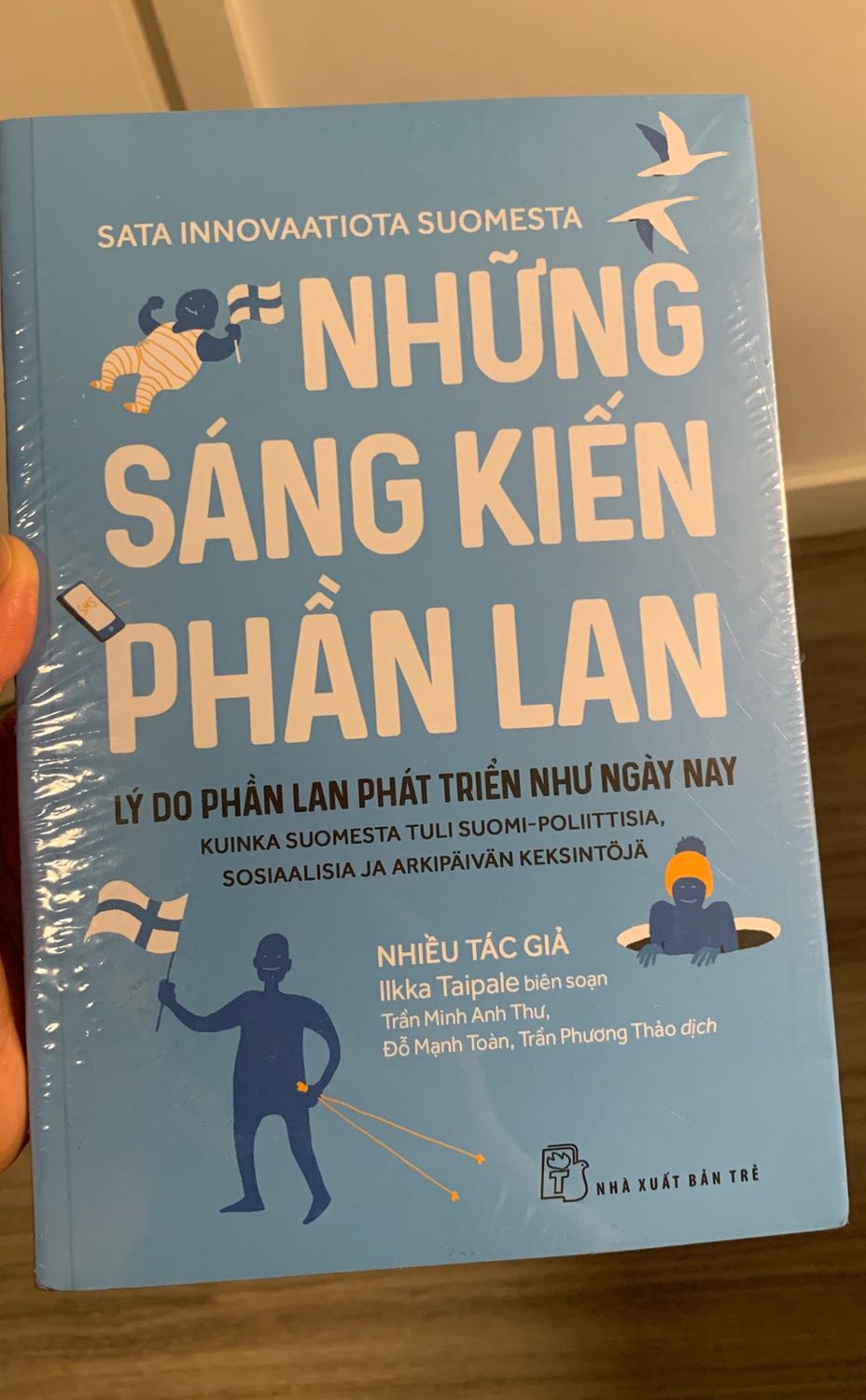 Mình đang sinh sống ỏ Phần Lan, đọc quyển này giúp mình mở mang đc rất nhiều điều hay từ đất nước Phần Lan - xứ sở của ông già Noel. Rất đáng để đọc :D