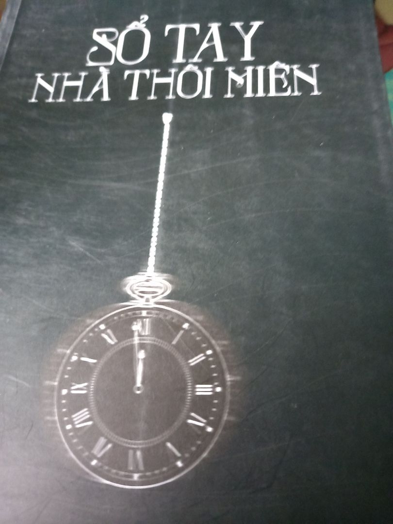 hàng về nhanh ngỡ ngàng luôn ạ.
- sách bị mốc hay lấm bẩn gì đó ở bên sách, hơi bụi chút, lau đi là hết.
- mình đọc được nửa quyển rồi, cách trình bày vẫn giống với "Thiên tài bên trái kẻ điên bên phải", không khác biệt lắm. Nội dung quyển này dễ hiểu hơn, có lẽ vì thế nên thấy không thú vị bằng quyển kia.