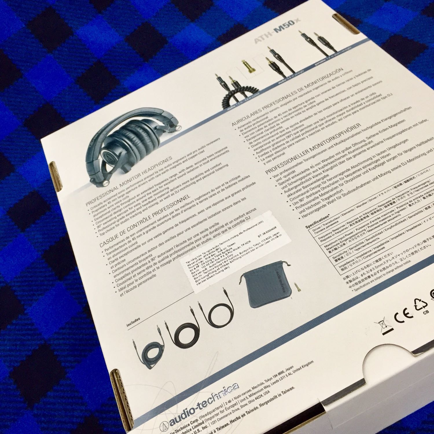 Sản phẩm giao rất nhanh, đóng gói cẩn thận. Hộp sản phẩm không bị trầy xước hay móp méo, nhìn rất đẹp và giá trị.
Hàng chính hãng có tem SynStyle nên rất yên tâm. Tất cả phụ kiện đều có tem bảo hành và đầy đủ 3 cáp kết nối. 
Đây là quà sinh nhật của vợ tặng mình nên cực kỳ hạnh phúc! :)