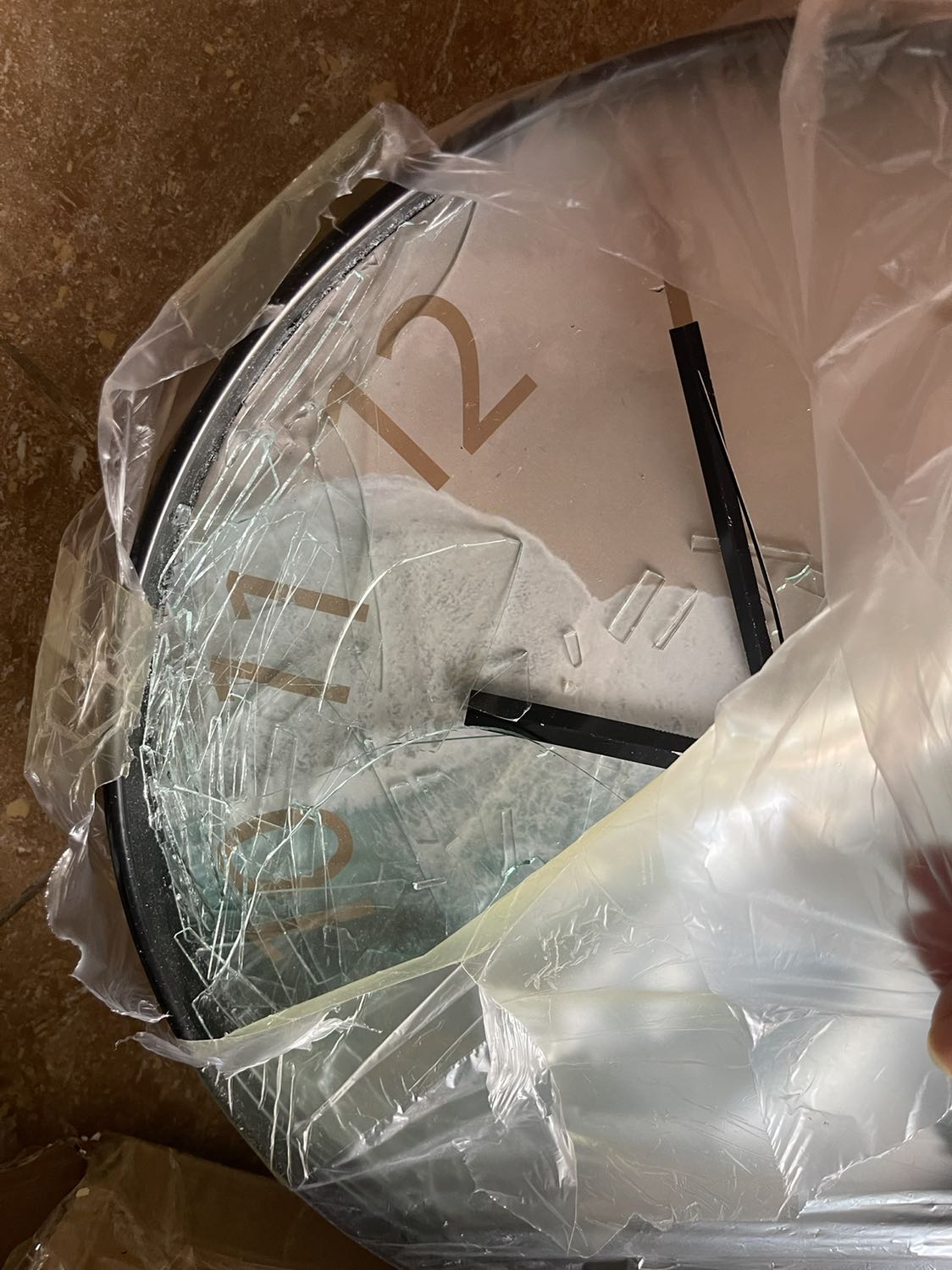 Shop đóng hàng bị bể ạ , check lại giúp m