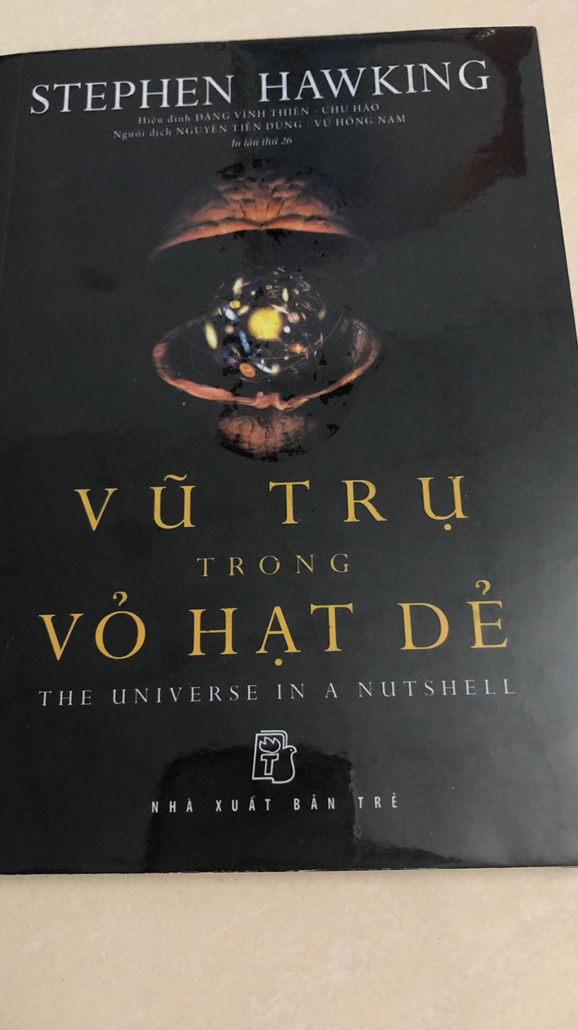 Sách khó đọc lắm. Mình đã đọc qua các cuốn sách vật lý và thiên văn khác nên cũng có chút kiến thức nhưng khi đọc cuốn này thì phải nói thật sự khó nhằn. 
Vd như từ Newton khám phá ra luật hấp dẫn, cho đến Einstein giải thích về bản chất của luật hấp dẫn nhưng còn bị 1 vấn đề cua luat hap dan chỉ có thể được giải thích bằng thuyết lượng tử, và đây là nội dung nghiên cứu của Hawking. Thuyết lượng tử chưa được phổ biến trong giáo dục đồng thời sử dụng nhiều rất nhiều mô hình khoa học, toán học cao cấp nên để hiểu được cuốn này cần phải tìm hiểu nhiều nguồn khác nữa ấy. Mình sẽ recommend đọc trước cuốn Những câu hỏi lớn về vũ trụ và cuốn Stephen Hawking minh hoạ sinh động bằng tranh để có thể ít nhất theo kịp ý của tác giả, chứ chưa đảm bảo hiểu tường tận đâu.