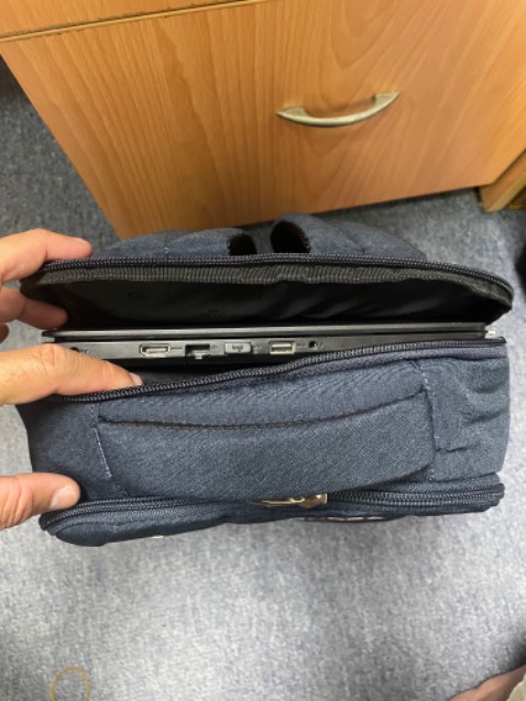 Balo đẹp, màu sắc và đường chỉ đều rất sắc sảo. Mình đã dùng vài cái balo thương hiệu Sakos thì thấy rất bền, khoá kéo bằng kim loại nên sẽ bền hơn loại nhựa (mấy cái balo trước của mình khoá bằng nhựa của Sakos dùng 1 thời gian sẽ tự mục gãy). Balo hơi nhỏ, ngăn sau chỉ đựng vừa khít laptop 14 inches nên nếu bạn nào có laptop lớn hơn thì nên chọn loại khác nhé! Ngăn chính phía trước thì đựng vài quyển sách và ít vật dụng sẽ đầy nên nếu có ý định mang nhiều đồ hơn thì nên cân nhắc chọn balo kích thước lớn hơn. (tham khảo hình đính kèm)