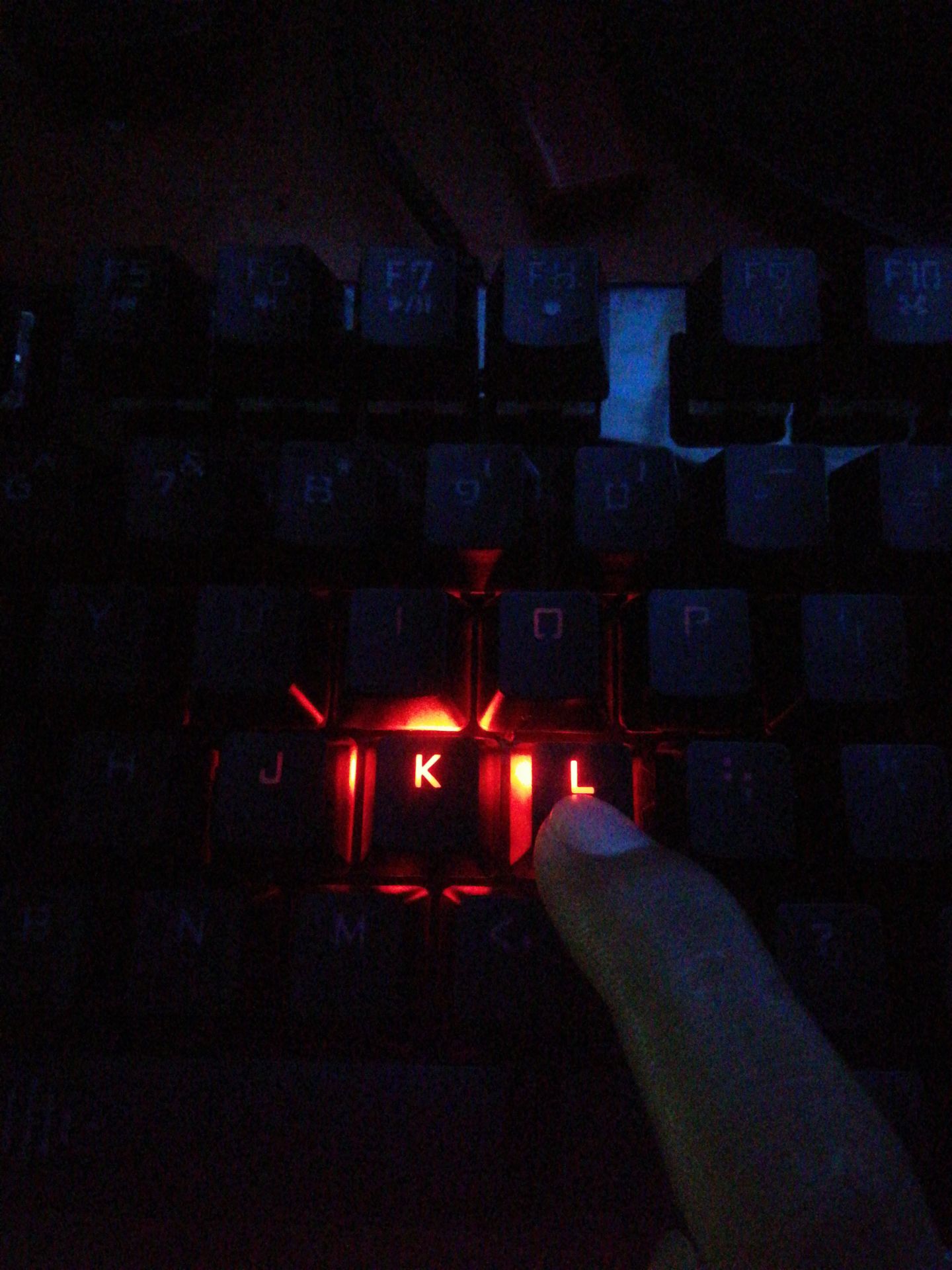 Chào shop. Qua lời giới thiệu shop nói sản phẩm mới 100%, nhưng tại sao bàn phím tôi mới nhận dc lại bị kẹt phím, kẹt 1 phím k nói, đằng này là 6 phím. Như hình ảnh tôi gửi lên đó, tôi chỉ nhấn đúng 1 phím nhưng lại ăn 2 phím, mỗi lần gõ văn bản rất ức chế. Rất mong shop phản hổi lại, và đổi trả sản phẩm giúp tôi. Tôi xin chân thành cảm ơn