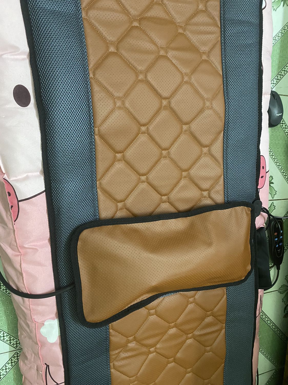 Siêu siêu chất. Nhiều chế độ mát xa, tuỳ chỉnh đc chế độ, vị trí, mạnh nhẹ, độ ấm nữa. Giao diện tiếng Việt dễ sử dụng. Má mình rất thích. Đặc biệt là gối mát xa siêu đã. Giá quá tốt cho một cuộc tình. Shop nhiệt tình, tối khuya mà vẫn hỗ trợ. Về độ bền cần dùng thêm một thời gian, nếu ổn mình sẽ mua thêm sản phẩm.