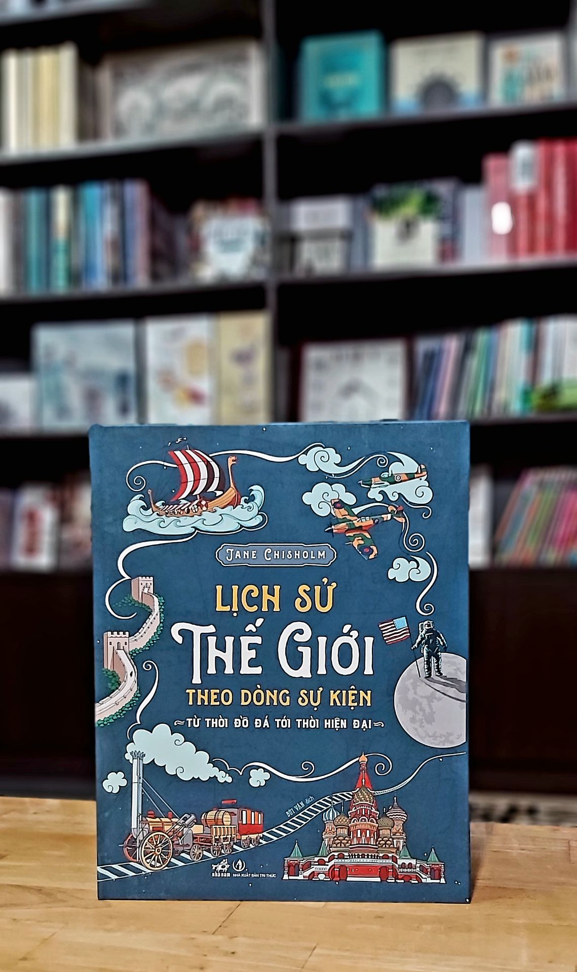 Sách thực tế đẹp hơn trong ảnh, cầm sướng tay. Khổ sách to, giấy in dày dặn, hình ảnh đẹp phong phú. Nội dung sách nhiều thông tin bổ ích phù hợp với các bạn nhỏ tiểu học. Sách đẹp mà còn mua được giá yêu thương.
Nhân viên giao hàng nhiệt tình và thân thiện. Sách được bọc cẩn thận và giao nhanh. Dịch vụ Tiki thuận tiện. Like & Thanks!