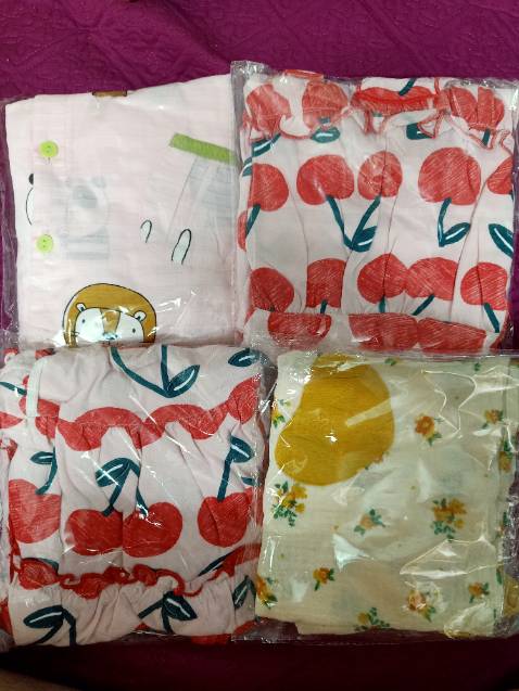 Vải mềm mại cực kỳ, thân thiện với da trẻ em. Thấm hút mồ hôi. Hoạ tiết đẹp, phom váy dễ thương