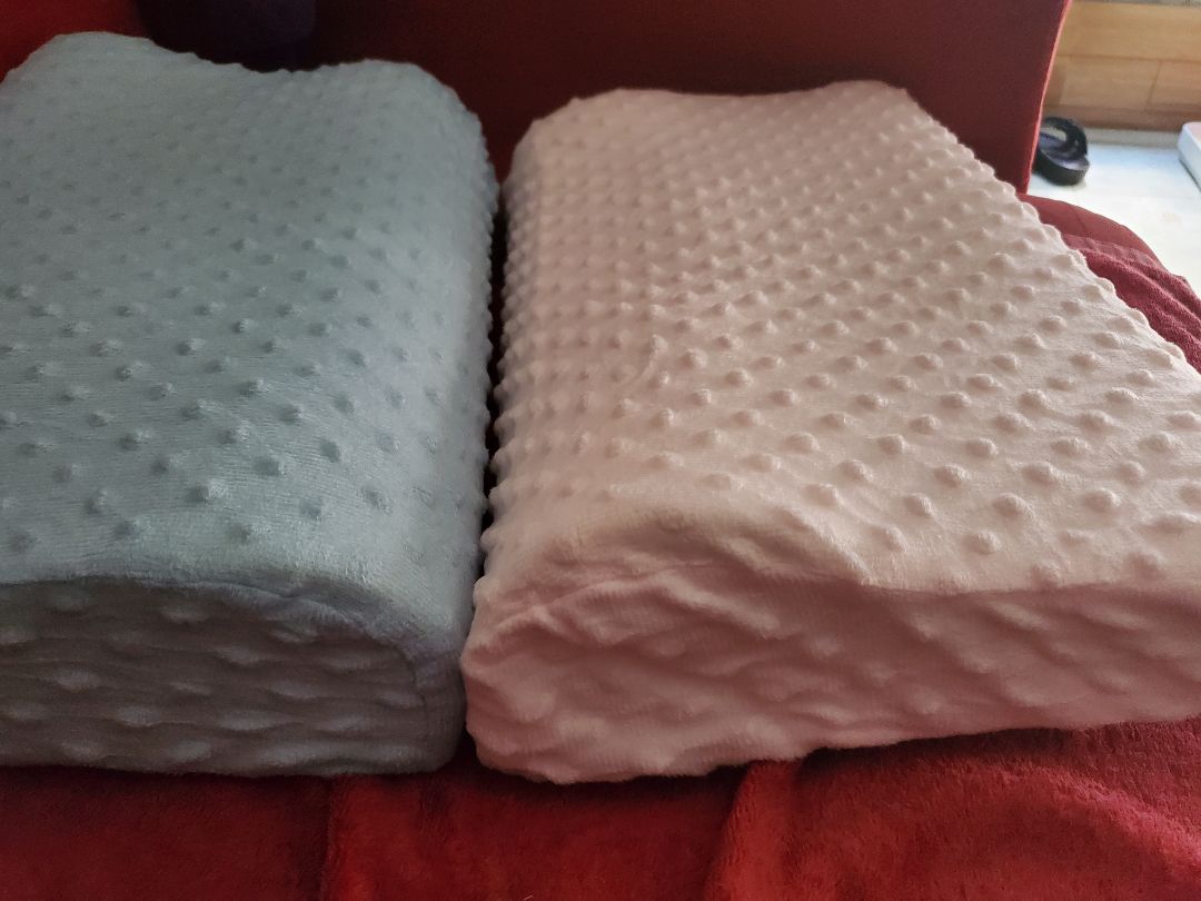 Gởi lời đến Shop đã bán 2 chiếc gối cao su non này ! 
1/ Gối màu hồng đã qua sử dụng , bởi vì viền cao su đã bị bong chóc ở  đường viền của  ruột. gối ! gối xập xệ có nhiều nếp nhăn ở vỏ gối?? 
Thật là bất bình ! ck mình bảo  bị mua phải được cũ rồi? 
Đề nghị cho trả 2 chiếc gối này gấp! Tiki nên chấn chỉnh về vấn đề shop làm ăn đối trái đối với khách? không tôn trọng khách!
Yêu cầu sớm trả lời cho mình nhé Tiki ? 
Xin cảm ơn !