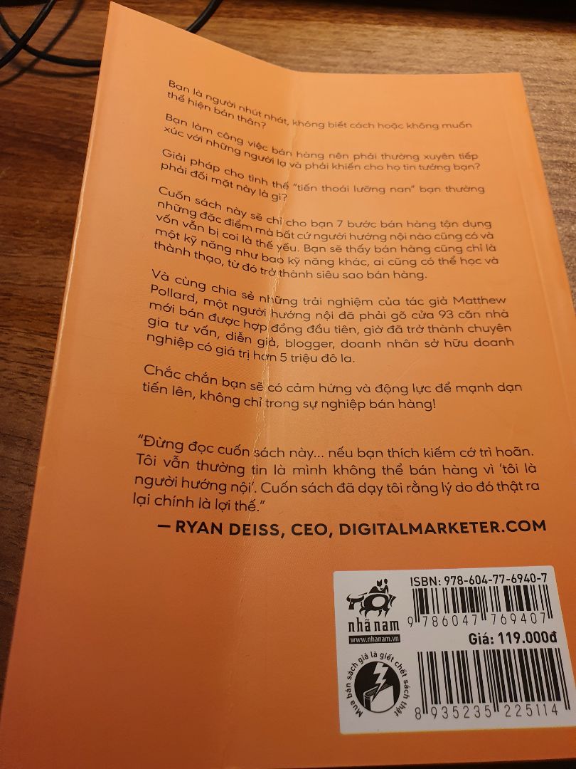 Nội dung sách hay, đọc review của mọi người nên mình đã quyết định chọn và không cảm thấy hối tiếc.
Tuy nhiên đây là lần đầu tiên mình gặp tình trạng này, sách nhận về bị gãy bìa. Là một người yêu sách, mình không thích điều này. Mong lần sau Tiki sẽ ship sách cẩn thận hơn.