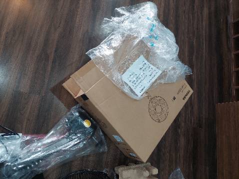 Giao hàng thiếu ốc vít bắt chân đế, thiếu điều khiển.