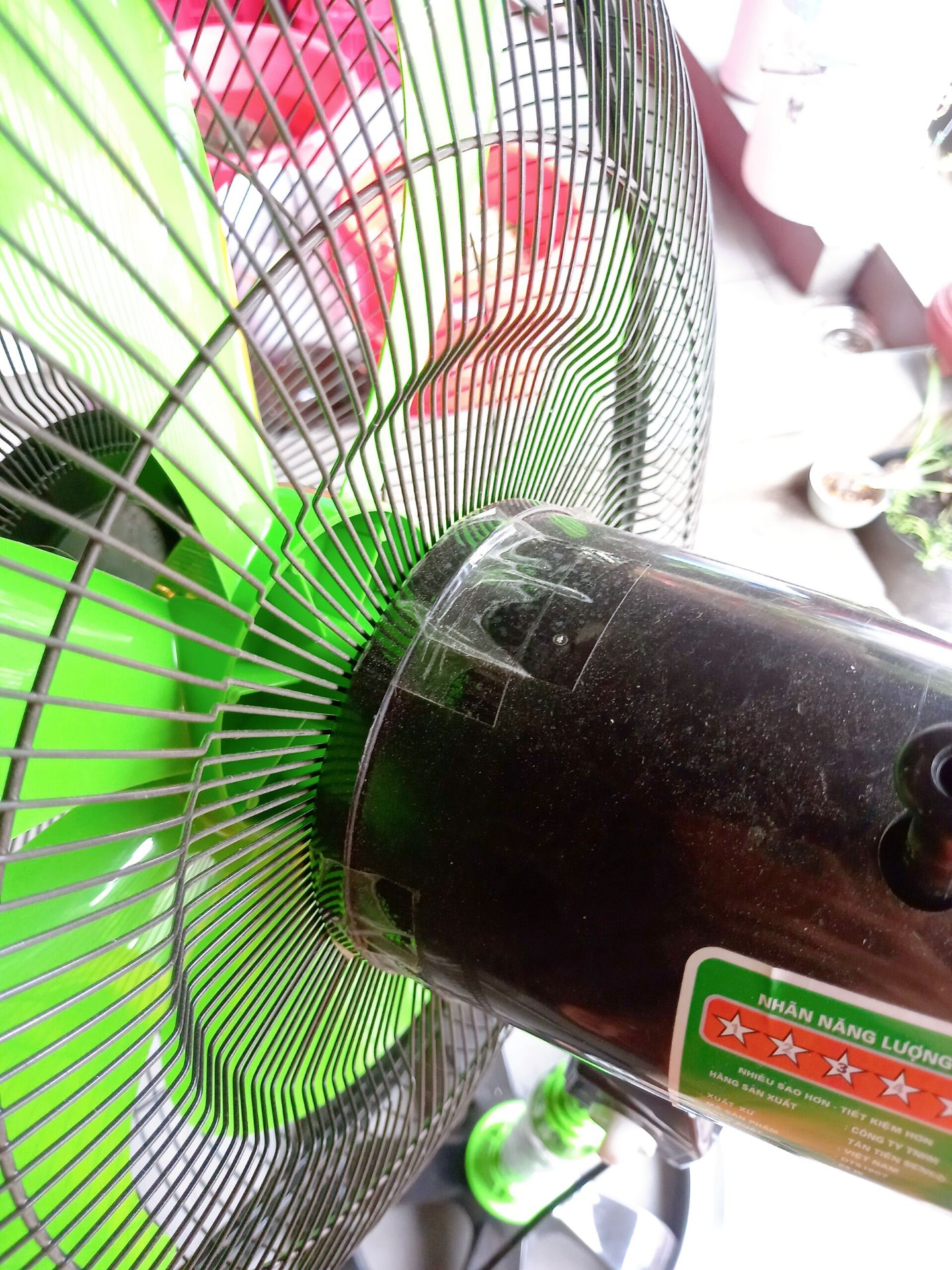 Mình đã dùng được 1 thời gian thì thấy quạt rất ok.
Chỉ có hôm vận chuyển đến, mình ráp quạt mà loay hoay hoài mà phần đầu không gắn được, mãi 1 lúc sau mới phát hiện ra cái chốt cố định bị gãy mất (có thể là do vận chuyển hay đóng gói) mình phải lấy băng keo dán nó lại.