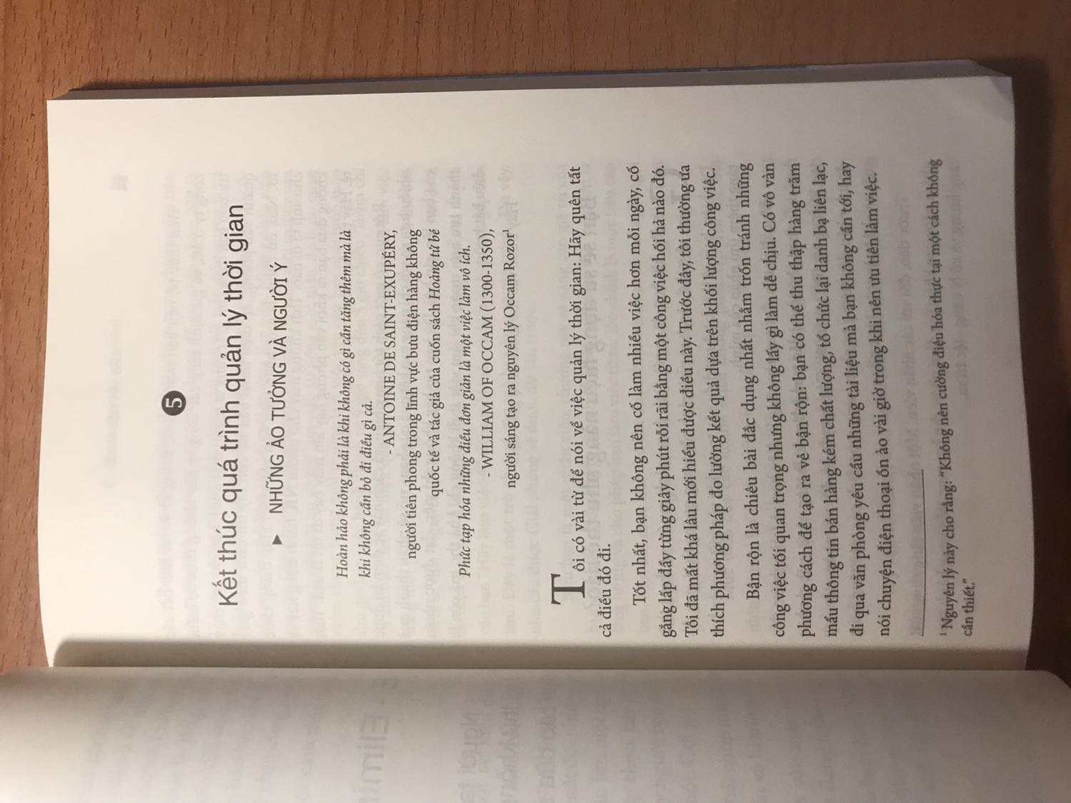 Mình mua quyển này theo gợi ý trên Youtube. Sách bự chà bá, nhìn như quyển giáo trình. Sợ. Mình thắc mắc tại sao nxb không làm quyển cỡ nhỏ như bình thường nhỉ? Mình đọc giáo trình ngán lắm rùi cầm quyển này muốn xỉu ngang. Mà sách cũ lắm nha. Nhìn giống như bị người ta đọc rồi. Còn bị bãy góc nữa. Khóc