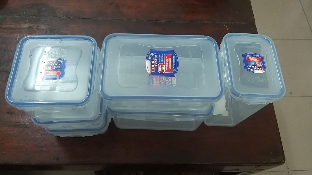 Hộp nhựa cứng cáp, dùng được lò vi sóng, nhiều kích thước tiện lợi, nắp đóng chặt, kín. Hộp lock n lock nên mình cũng yên tâm về chất lượng.