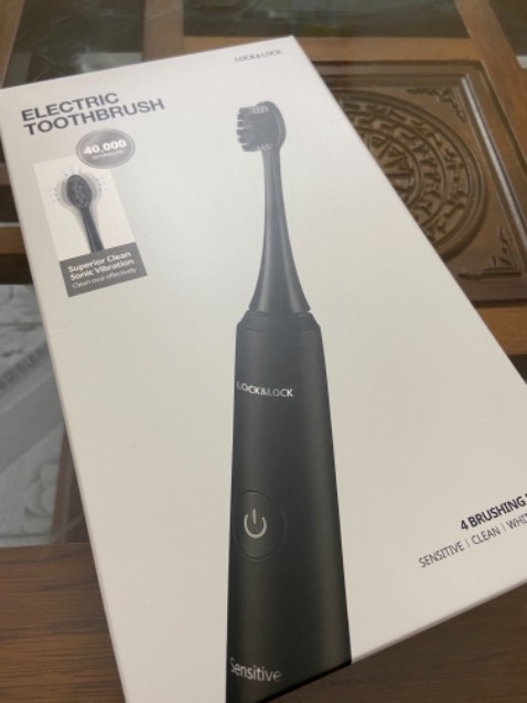 Đặt hàng đúng đợt khuyến mãi nên được giá tốt + mã giảm giá 150.000₫ + tặng 4 đầu bàn chải => quá hời. Khi mở hộp có thêm 3 đầu bàn chải đi kèm. Thân máy cầm không bị chơn. Có 4 chức năng cho phù hợp với nhu cầu. Lúc đầu dùng chưa quen thì hơi ê răng một chút (nhất là khi phần nhừa của đầu bàn chải chạm vào răng) nhưng sau mấy ngày thì đã quen rồi. Một điểm trừ là mặc dù ngoài hộp đã dán tem hàng cực kỳ dễ vỡ nhưng hộp bọc ngoài bị thủng, may hộp phía trong không bị ảnh hưởng.