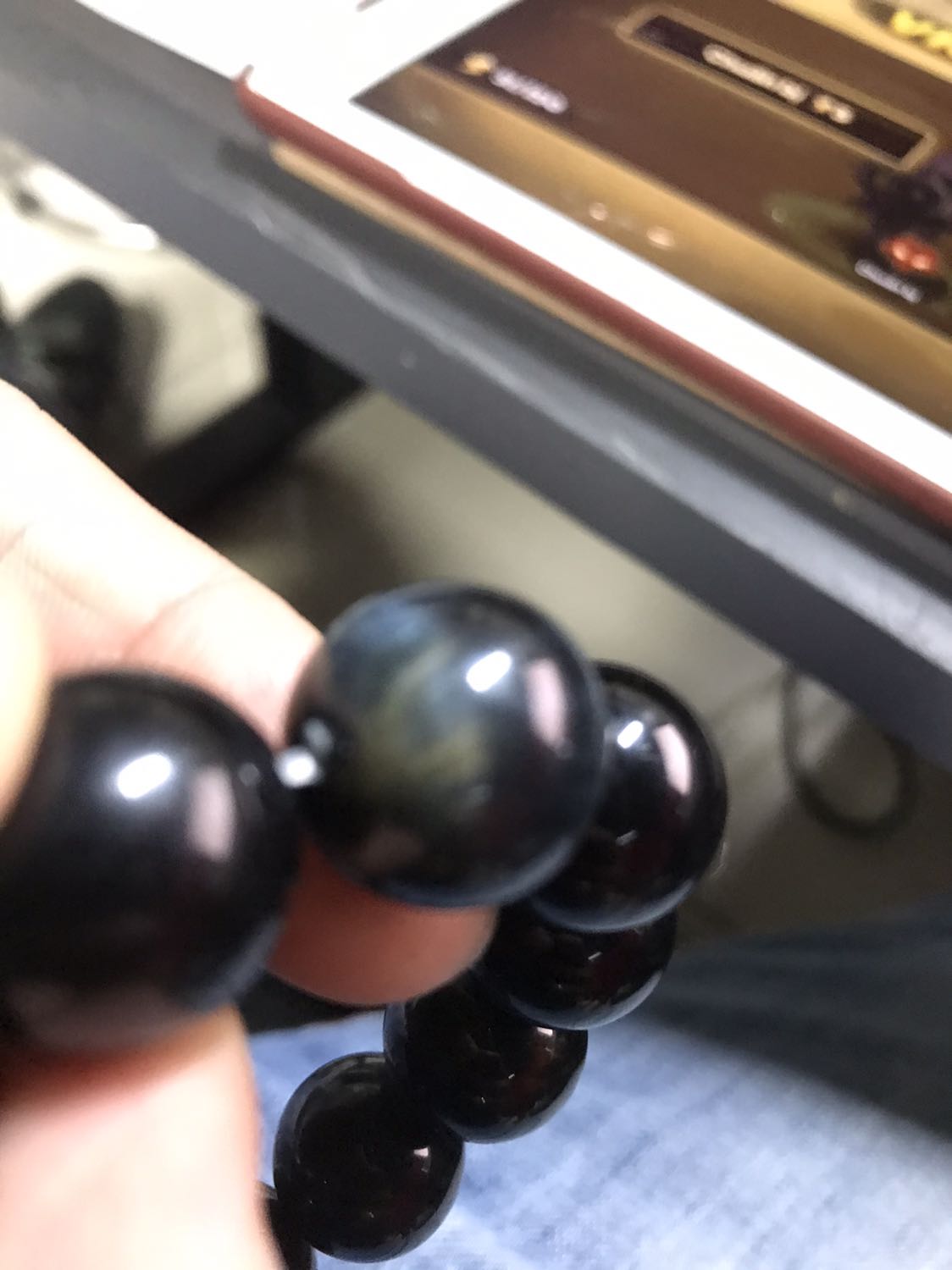 Theo mô tả sản phẩm đen xanh. Ngày đầu mở hộp thì giống, ngày thứ 2 bị phai màu đen và bắt đầu thấy 1 vài đốm vàng