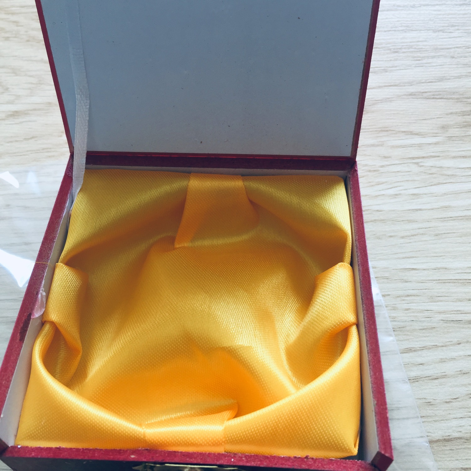 Tay mình hơi to (mình 82kg)nhưng ham rẻ mua vòng có 12li, đeo vào thấy hơi nhỏ, nhưng lại thấy dễ thương, hồi bao giờ toàn xài hàng bự nay đeo cái vòng nhỏ ai cũng hỏi mà ai cũng khen là nhìn nó dễ thương
hàng nhìn rất thật
cái hộp thì thôi rồi, quá là xịn sò(bác nào mua làm quà thì ko cần bàn)
đúng mộc luôn, không sơn gì bên ngoài cả, thích nhất là vòng mộc
Mùi thơm thoảng chứ ko nức như Hoàng Dương hay Bách
nói chung ok
dao hàng nhanh


cảm ơn Tiki, để gom lúa mua thêm cái 20li cho nó ngầu