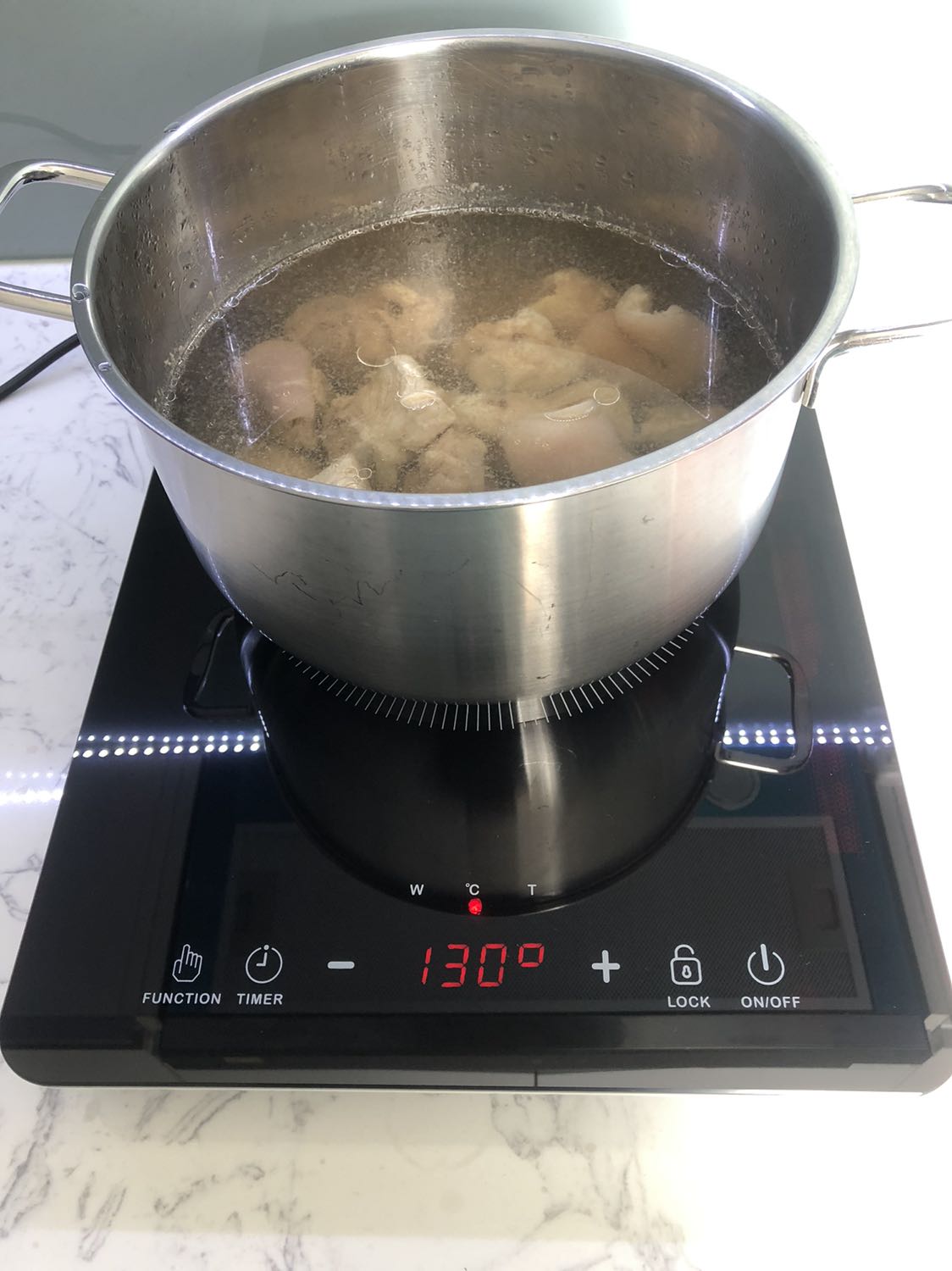 Bếp cũ hiệu khác của mình chắc cũng tới tuổi rồi cũng trên 5, 6 năm, đang hầm đồ ăn thì bếp bị hư, mình nghĩ ngay tới Tiki có giao nhanh 2h để mua bếp mới, thật may vào Tiki mình cũng chọn đc bếp ưng ý, nhận về khui và nấu ngay, nấu xong mình review liền vì bếp đẹp lắm MN ạ, khui nhìn là ưng liền sáng bóng nhìn sang, nấu nhanh, tiếng kiu ko quá ồn đâu ạ, cũng êm tai ( theo cảm nhận của mình). Giao hàng nhanh, Shipper vui vẻ, hộp hàng nguyên vẹn. Rất hài lòng, cảm ơn Tiki 🧡