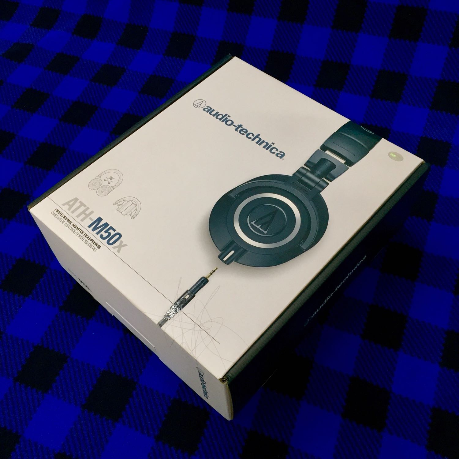 Sản phẩm giao rất nhanh, đóng gói cẩn thận. Hộp sản phẩm không bị trầy xước hay móp méo, nhìn rất đẹp và giá trị.
Hàng chính hãng có tem SynStyle nên rất yên tâm. Tất cả phụ kiện đều có tem bảo hành và đầy đủ 3 cáp kết nối. 
Đây là quà sinh nhật của vợ tặng mình nên cực kỳ hạnh phúc! :)