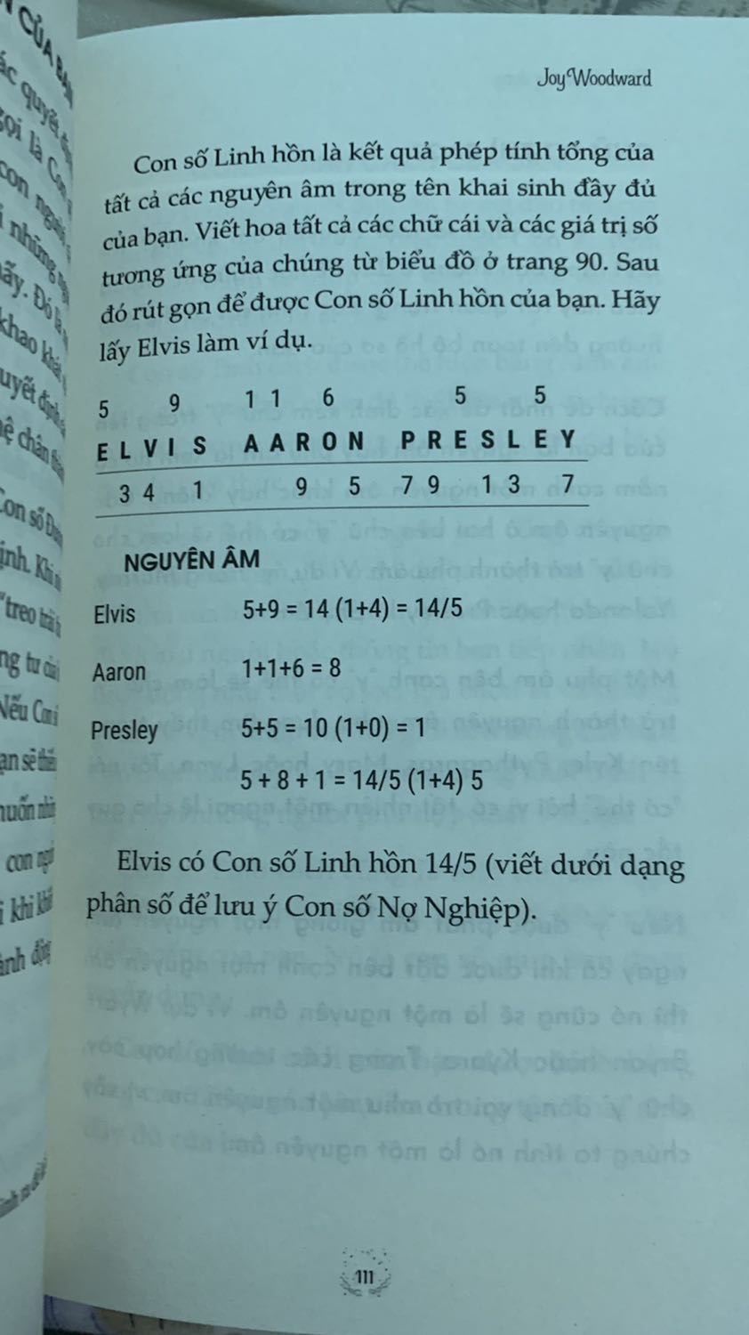 + về Tiki: luôn nhanh và chất lượng, da best
. Mới đặt lúc sáng sớm 2 giờ sau đã có.
+ về nội dung sách: (mua về mình đọc 1 lèo xong luôn)
-Sách trình bày đơn giản dễ hiểu
- Nội dung thì sơ lược nên rất phù hợp với những người mới bắt đầu tìm hiểu
-So với Nhân số học của cô Lê Đỗ Quỳnh Hương thì không đi sâu vào từng mục nhưng mình thấy 2 cuốn này có thể bổ trợ cho nhau, vì cuốn Nhân số học còn thiếu vài mục mà sách này nêu lên.
- cuối cùng là mình thích cuốn này vì nó kết nối được nhiều thông tin liên quan tới Tarot và Chiêm tinh. 
Kết luận lại: rất đáng mua