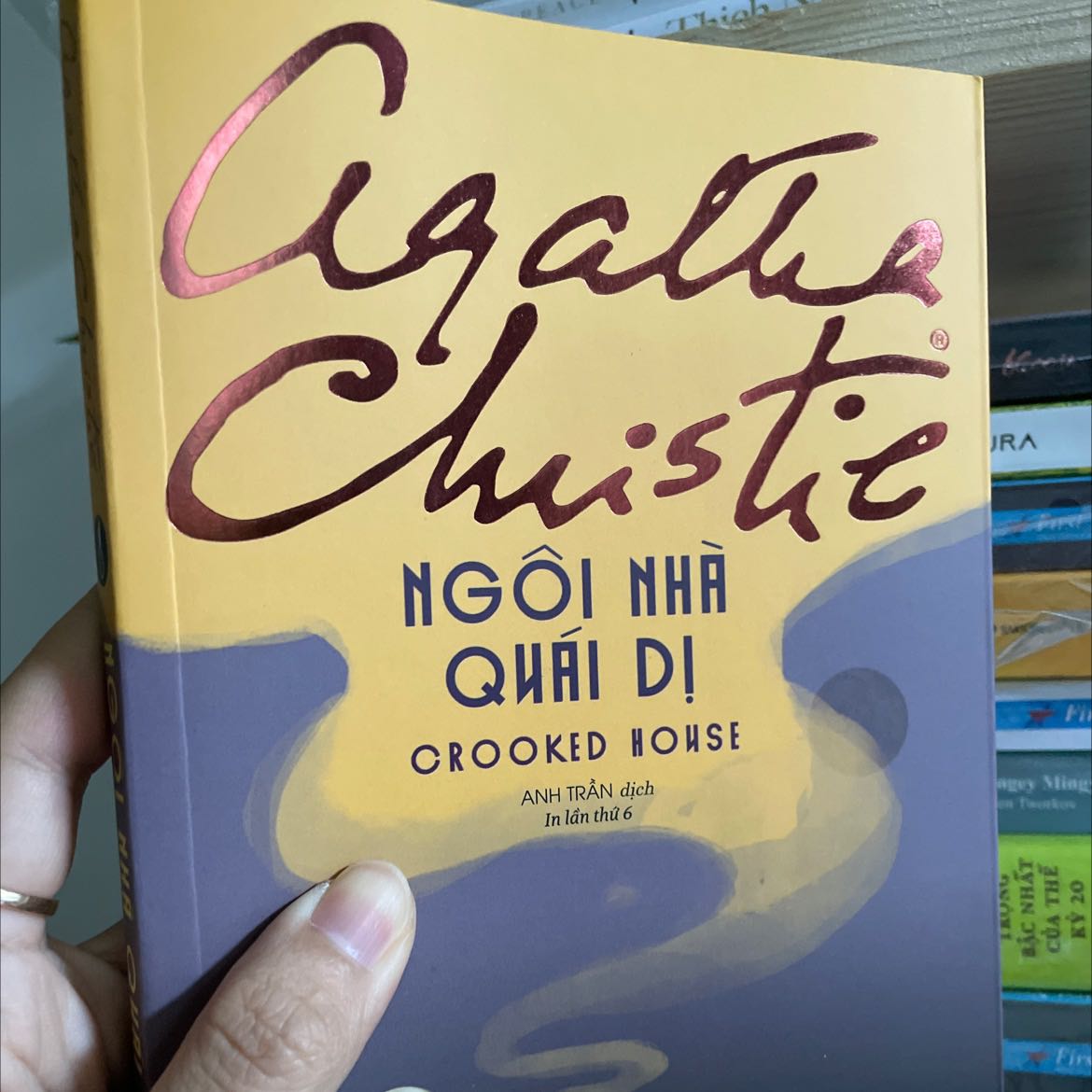- Hình thức: sách mới tinh, giấy thơm màu ngà rất xịn, còn nguyên trong bọc nilon. Tiki giao hàng rất nhanh. 
- Nội dung: mình đã đọc khá nhiều truyện của Agatha và mặc dù đã thử phán đoán hung thủ nhưng lần nào cũng bị mắc bẫy đến bất ngờ. 
Mạch truyện những chương đầu có đôi lúc hơi dài dòng nhưng là mấu chốt tình tiết cho những chương cuối. Cần kiên nhẫn hơn khi đọc.