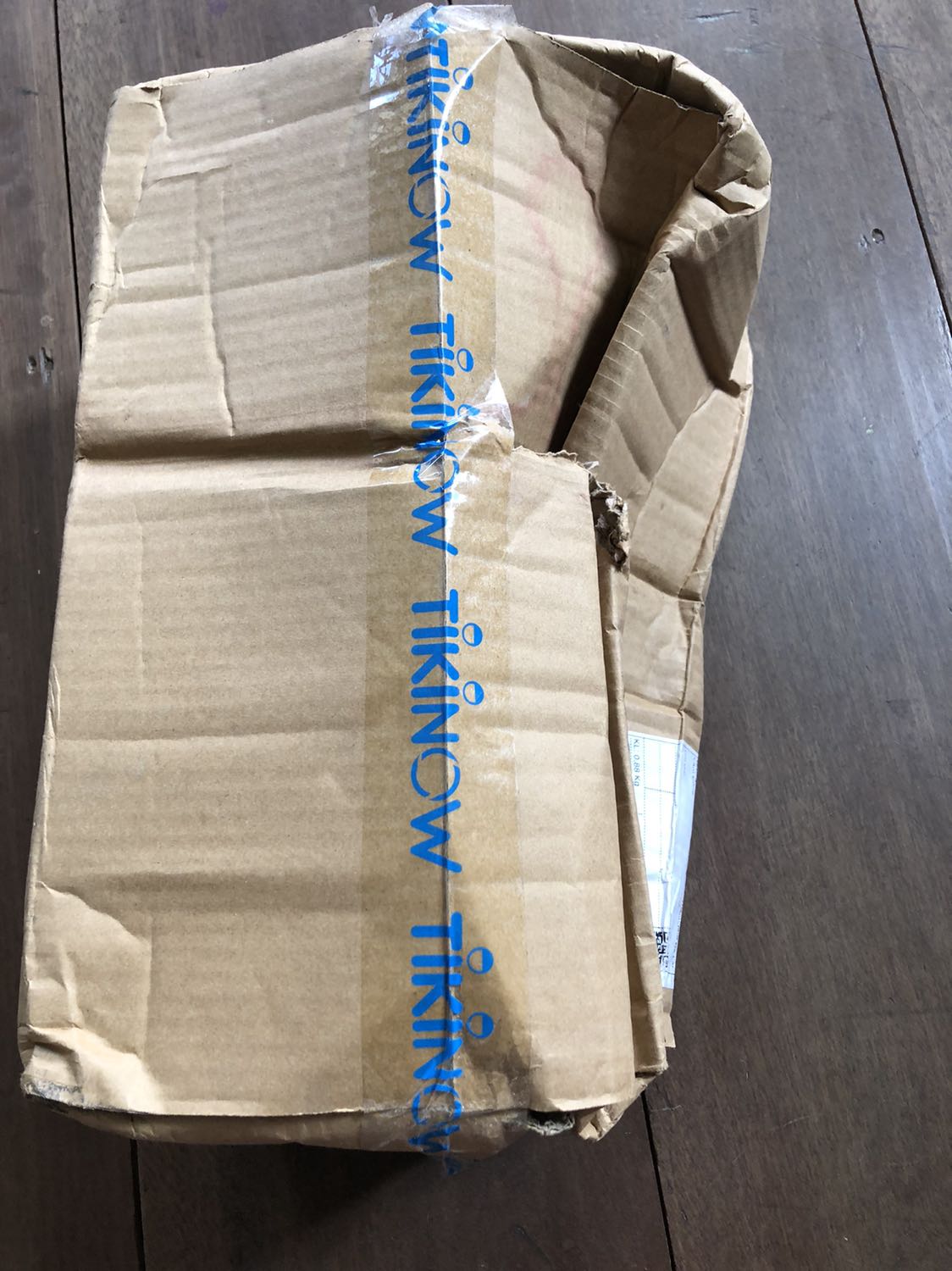 Đánh giá 1* cho vận chuyển mặc dù giao hàng đúng ngày nhưng gói hàng của mình móp méo thấy thương. Đơn hàng JNT giao báo lỗi 2 lần và là kiện hàng khó giao với lý do tiền thu hộ không đúng, *** nhân viên giao hàng liên lạc không được. Và chỉ đến khi mình liên hệ Tiki thì đơn hàng mình mới được giao, nhân viên giao hàng còn ko kịp để mình hỏi cái gói hàng móp méo của mình. 
Và may mắn là cái máy vẫn sử dụng được, Tiki bao gói khá kĩ nên chỉ có thùng hộp móp méo. 
Đánh giá 5* cho đóng gói và cho sản phẩm.
Sản phẩm mua lần 2, sử dụng được trong 1 tuần, sau đó là hoàn toàn ko hoạt động được. Liên hệ để bảo hành thì thời gian chờ là 1 tháng với điều kiện là bên bán xác nhận lỗi do nhà cung cấp. Trong trường hợp này thì mua một cái máy khác có vẻ hợp lí hơn. Đánh giá 1* cho sản phẩm, 1* cho dịch vụ bảo hành và 5* cho giao nhận.