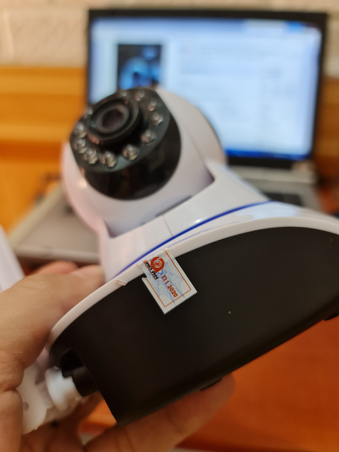 Hàng quá chán, đăng 1 kiểu giao hàng 1 kiểu , hàng ko có logo, còn có vết bút bi viết trên camera.  KHông kết nối với đt đc. Làm ăn chán