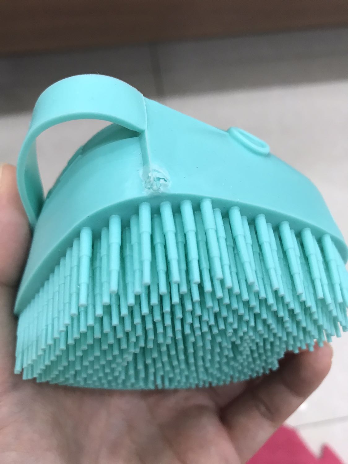 Mềm. Nếu ko có vết nhựa lỗi thì mình hài lòng hơn!