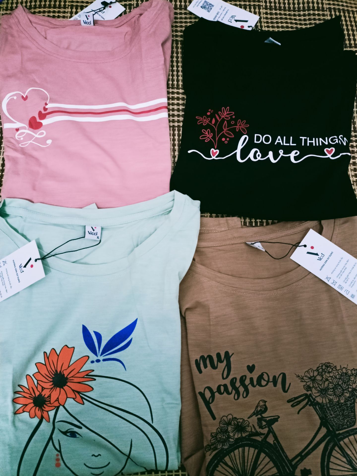 Chất liệu vải tốt, êm, kiểu dáng và màu sắc rất đẹp. Cảm ơn Shop vì sự uy tín, hình mẫu Shop đăng lên đúng như hình mình mua. Rất hài lòng về sản phẩm nhận được. 😊